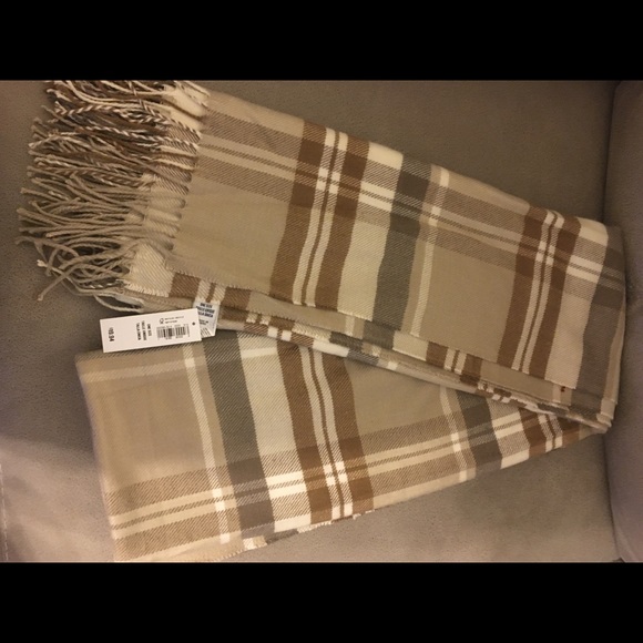 Two Checkered Shawl Wraps - Picture 4 of 6